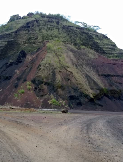 Carrière de pouzzolane de loum qui servait de frontière entre loum
